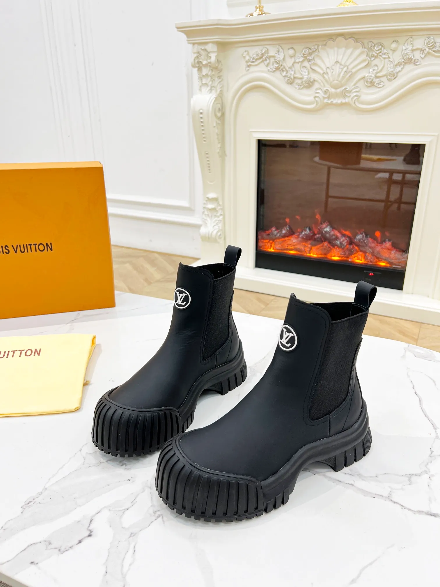 👟👟Ex-factory price 560👟👟 🔥🔥🔥Louis Vuitton 2024 catwalk new model, high-end customization, 1:1 replica, major celebrity internet celebrity catwalk style, a century-old classic, comfortable on the foot, with Louis Vuitton logo embossed leather label and wear-resistant leather outsole.  Fabric: open-edge beaded cowhide, LV presbyopic leather, black cowhide, white cowhide. Lining: sheepskin. Code number 35 to 40 (41 can be customized and non-returnable). Bosses are welcome to order.